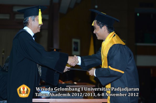 wisuda-unpad-gel-i-ta-2012_2013-fakultas-ekonomi-dan-bisnis-oleh-dekan-197