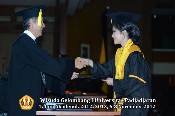 wisuda-unpad-gel-i-ta-2012_2013-fakultas-ekonomi-dan-bisnis-oleh-dekan-198