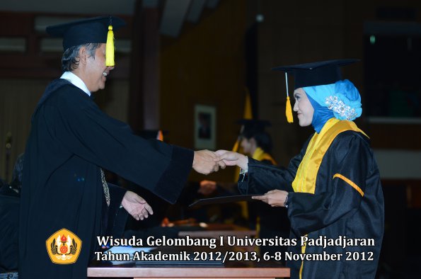 wisuda-unpad-gel-i-ta-2012_2013-fakultas-ekonomi-dan-bisnis-oleh-dekan-199