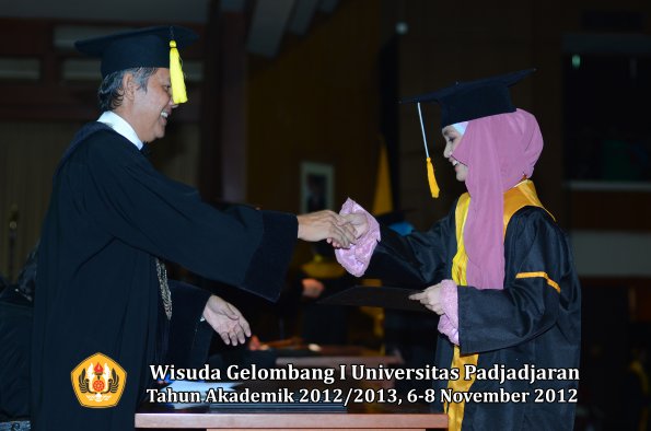 wisuda-unpad-gel-i-ta-2012_2013-fakultas-ekonomi-dan-bisnis-oleh-dekan-200