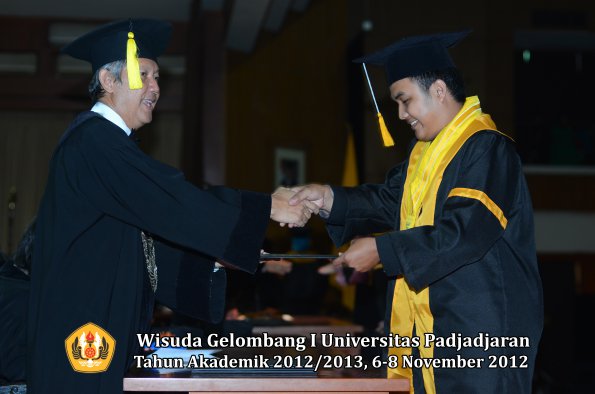 wisuda-unpad-gel-i-ta-2012_2013-fakultas-ekonomi-dan-bisnis-oleh-dekan-201