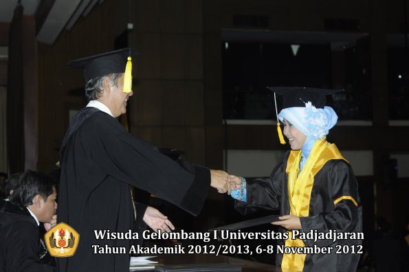 wisuda-unpad-gel-i-ta-2012_2013-fakultas-ekonomi-dan-bisnis-oleh-dekan-203