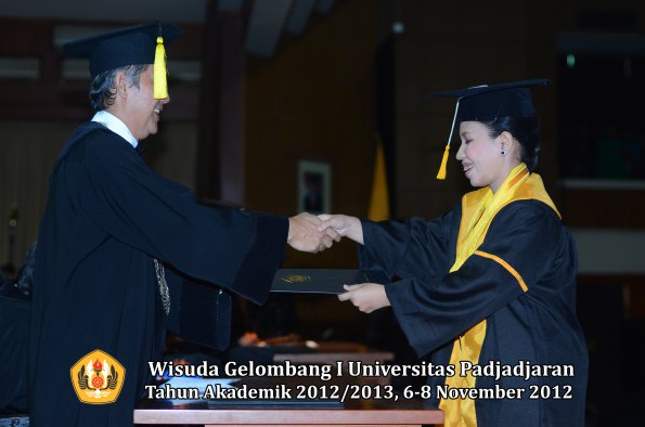 wisuda-unpad-gel-i-ta-2012_2013-fakultas-ekonomi-dan-bisnis-oleh-dekan-204