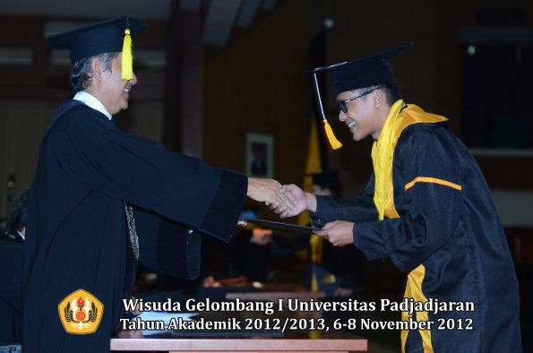 wisuda-unpad-gel-i-ta-2012_2013-fakultas-ekonomi-dan-bisnis-oleh-dekan-205