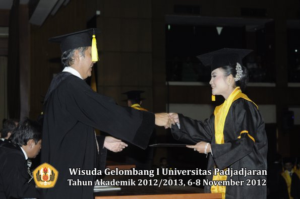 wisuda-unpad-gel-i-ta-2012_2013-fakultas-ekonomi-dan-bisnis-oleh-dekan-206