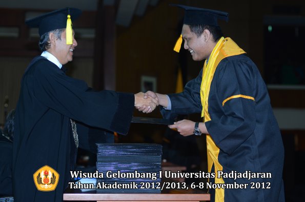 wisuda-unpad-gel-i-ta-2012_2013-fakultas-ekonomi-dan-bisnis-oleh-dekan-207