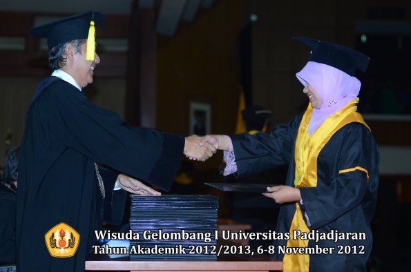 wisuda-unpad-gel-i-ta-2012_2013-fakultas-ekonomi-dan-bisnis-oleh-dekan-208