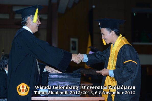 wisuda-unpad-gel-i-ta-2012_2013-fakultas-ekonomi-dan-bisnis-oleh-dekan-209