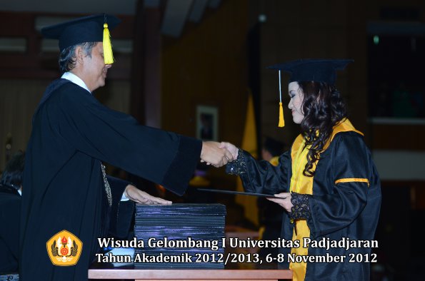 wisuda-unpad-gel-i-ta-2012_2013-fakultas-ekonomi-dan-bisnis-oleh-dekan-210