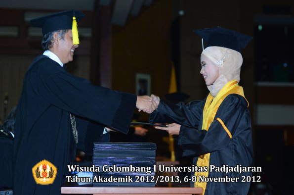 wisuda-unpad-gel-i-ta-2012_2013-fakultas-ekonomi-dan-bisnis-oleh-dekan-211