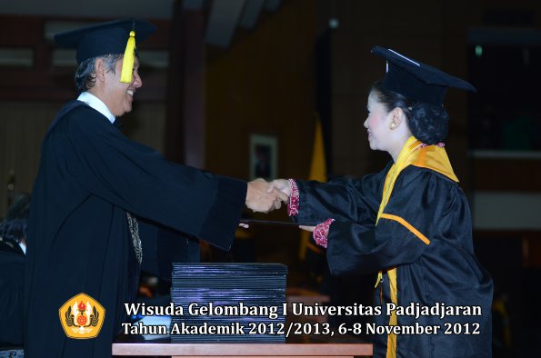 wisuda-unpad-gel-i-ta-2012_2013-fakultas-ekonomi-dan-bisnis-oleh-dekan-212