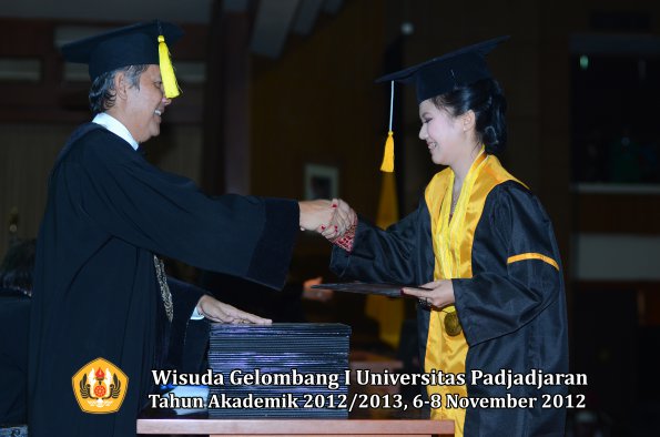 wisuda-unpad-gel-i-ta-2012_2013-fakultas-ekonomi-dan-bisnis-oleh-dekan-213