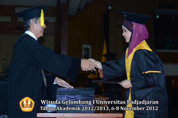 wisuda-unpad-gel-i-ta-2012_2013-fakultas-ekonomi-dan-bisnis-oleh-dekan-214