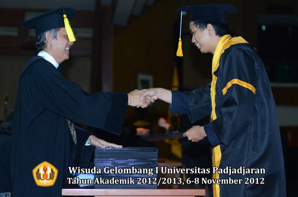 wisuda-unpad-gel-i-ta-2012_2013-fakultas-ekonomi-dan-bisnis-oleh-dekan-215