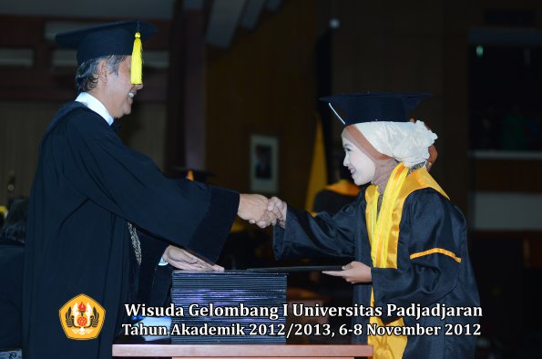 wisuda-unpad-gel-i-ta-2012_2013-fakultas-ekonomi-dan-bisnis-oleh-dekan-216