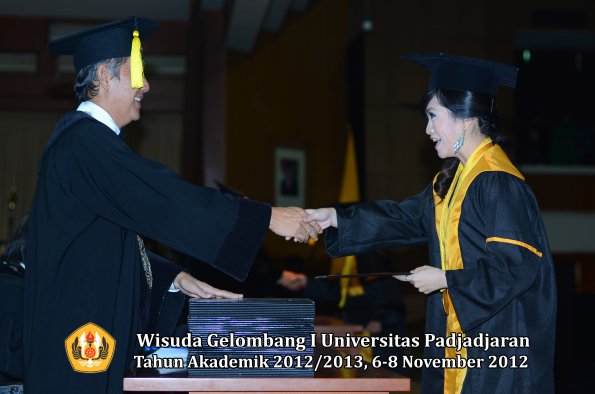 wisuda-unpad-gel-i-ta-2012_2013-fakultas-ekonomi-dan-bisnis-oleh-dekan-217