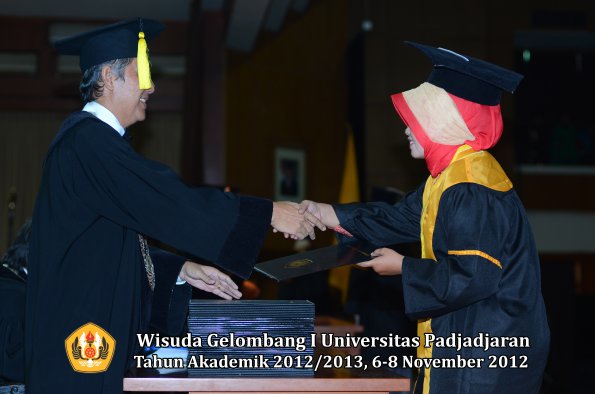 wisuda-unpad-gel-i-ta-2012_2013-fakultas-ekonomi-dan-bisnis-oleh-dekan-218