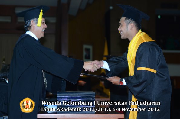 wisuda-unpad-gel-i-ta-2012_2013-fakultas-ekonomi-dan-bisnis-oleh-dekan-219