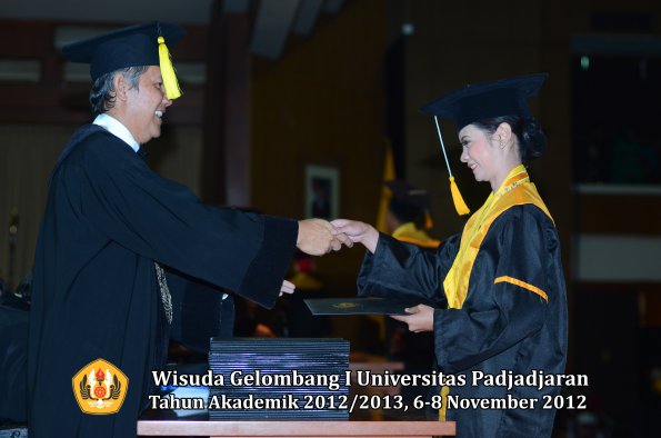 wisuda-unpad-gel-i-ta-2012_2013-fakultas-ekonomi-dan-bisnis-oleh-dekan-220