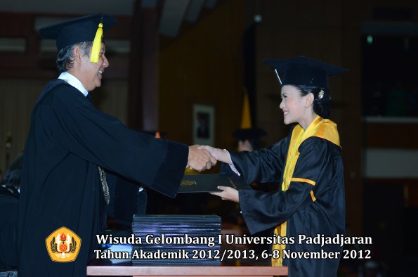 wisuda-unpad-gel-i-ta-2012_2013-fakultas-ekonomi-dan-bisnis-oleh-dekan-221