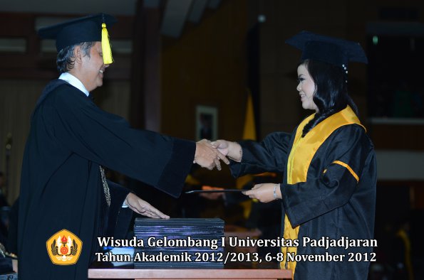 wisuda-unpad-gel-i-ta-2012_2013-fakultas-ekonomi-dan-bisnis-oleh-dekan-222