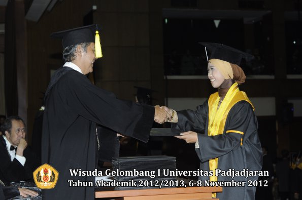 wisuda-unpad-gel-i-ta-2012_2013-fakultas-ekonomi-dan-bisnis-oleh-dekan-223