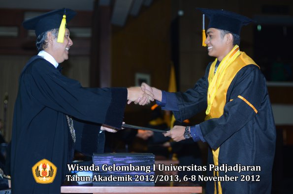 wisuda-unpad-gel-i-ta-2012_2013-fakultas-ekonomi-dan-bisnis-oleh-dekan-224