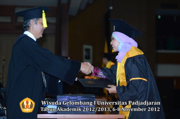 wisuda-unpad-gel-i-ta-2012_2013-fakultas-ekonomi-dan-bisnis-oleh-dekan-225