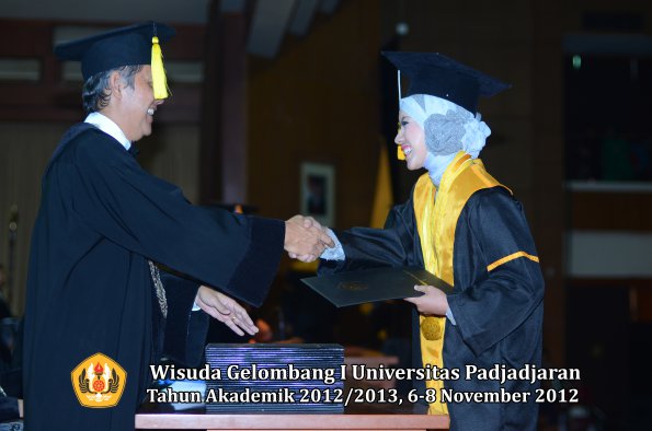 wisuda-unpad-gel-i-ta-2012_2013-fakultas-ekonomi-dan-bisnis-oleh-dekan-226