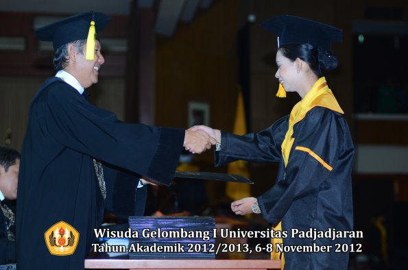 wisuda-unpad-gel-i-ta-2012_2013-fakultas-ekonomi-dan-bisnis-oleh-dekan-227