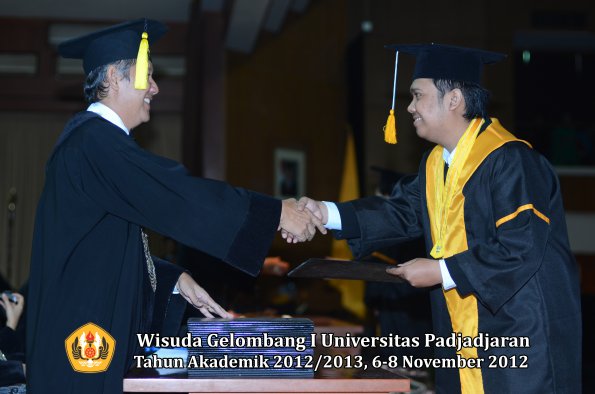 wisuda-unpad-gel-i-ta-2012_2013-fakultas-ekonomi-dan-bisnis-oleh-dekan-228