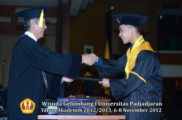 wisuda-unpad-gel-i-ta-2012_2013-fakultas-ekonomi-dan-bisnis-oleh-dekan-229