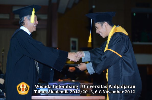 wisuda-unpad-gel-i-ta-2012_2013-fakultas-ekonomi-dan-bisnis-oleh-dekan-230