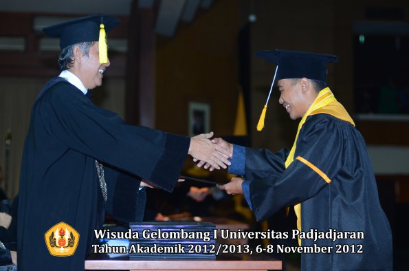 wisuda-unpad-gel-i-ta-2012_2013-fakultas-ekonomi-dan-bisnis-oleh-dekan-231