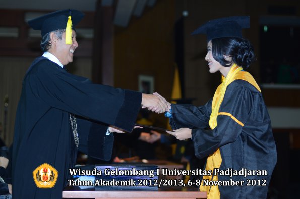 wisuda-unpad-gel-i-ta-2012_2013-fakultas-ekonomi-dan-bisnis-oleh-dekan-232