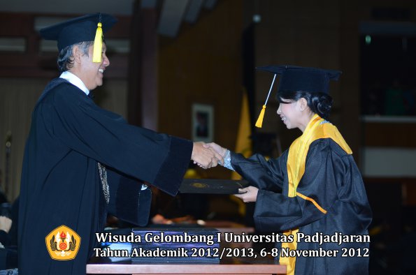 wisuda-unpad-gel-i-ta-2012_2013-fakultas-ekonomi-dan-bisnis-oleh-dekan-233