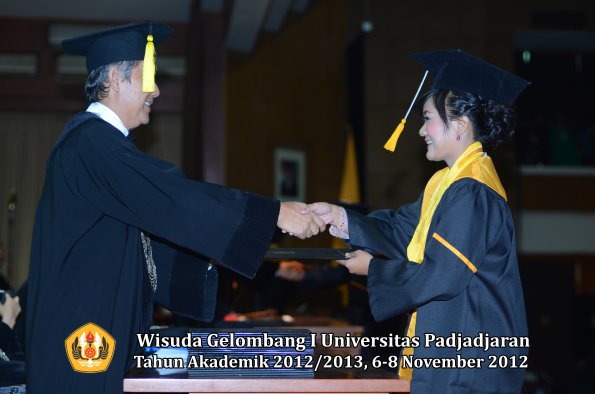 wisuda-unpad-gel-i-ta-2012_2013-fakultas-ekonomi-dan-bisnis-oleh-dekan-234