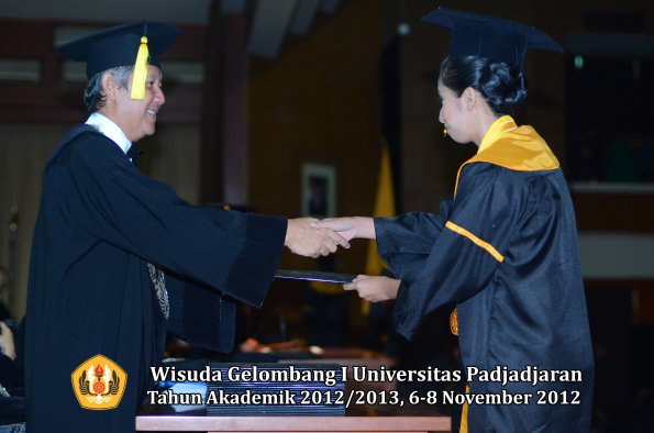 wisuda-unpad-gel-i-ta-2012_2013-fakultas-ekonomi-dan-bisnis-oleh-dekan-235