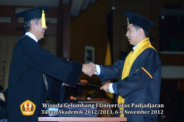 wisuda-unpad-gel-i-ta-2012_2013-fakultas-ekonomi-dan-bisnis-oleh-dekan-236