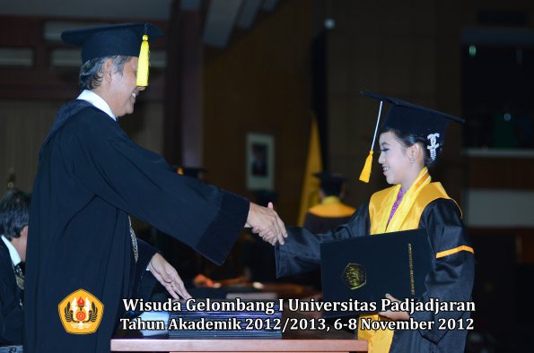 wisuda-unpad-gel-i-ta-2012_2013-fakultas-ekonomi-dan-bisnis-oleh-dekan-237