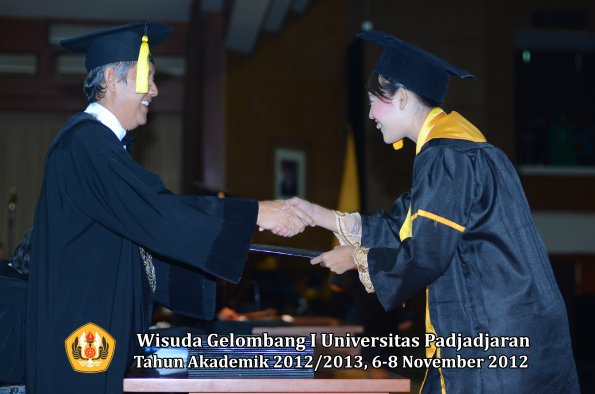 wisuda-unpad-gel-i-ta-2012_2013-fakultas-ekonomi-dan-bisnis-oleh-dekan-238