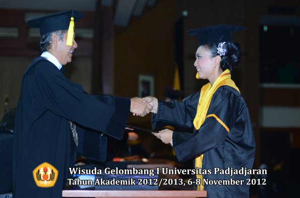 wisuda-unpad-gel-i-ta-2012_2013-fakultas-ekonomi-dan-bisnis-oleh-dekan-239