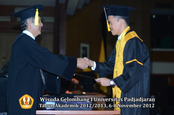 wisuda-unpad-gel-i-ta-2012_2013-fakultas-ekonomi-dan-bisnis-oleh-dekan-240