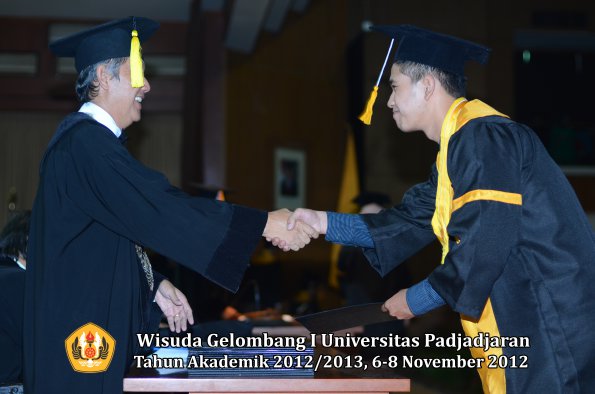 wisuda-unpad-gel-i-ta-2012_2013-fakultas-ekonomi-dan-bisnis-oleh-dekan-242