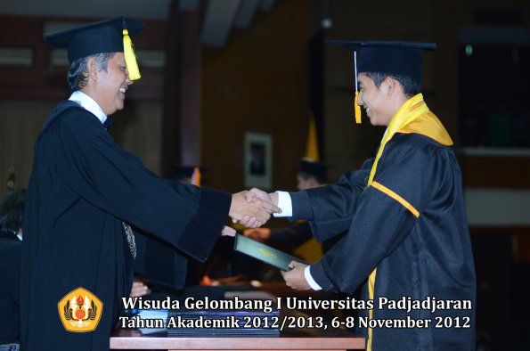 wisuda-unpad-gel-i-ta-2012_2013-fakultas-ekonomi-dan-bisnis-oleh-dekan-243