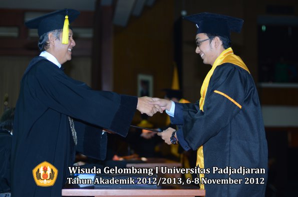 wisuda-unpad-gel-i-ta-2012_2013-fakultas-ekonomi-dan-bisnis-oleh-dekan-245