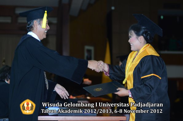 wisuda-unpad-gel-i-ta-2012_2013-fakultas-ekonomi-dan-bisnis-oleh-dekan-248