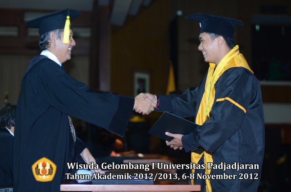 wisuda-unpad-gel-i-ta-2012_2013-fakultas-ekonomi-dan-bisnis-oleh-dekan-249