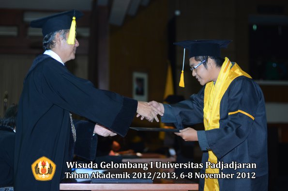 wisuda-unpad-gel-i-ta-2012_2013-fakultas-ekonomi-dan-bisnis-oleh-dekan-251