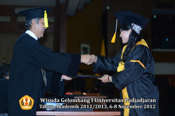 wisuda-unpad-gel-i-ta-2012_2013-fakultas-ekonomi-dan-bisnis-oleh-dekan-253